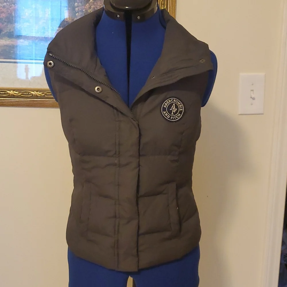 Abercrombie and Fitch puffer vest - Picture 3 of 6